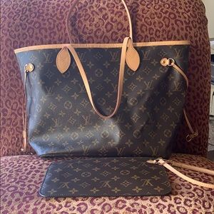 Louis Vuitton tote bag LIGHTLY used with clutch